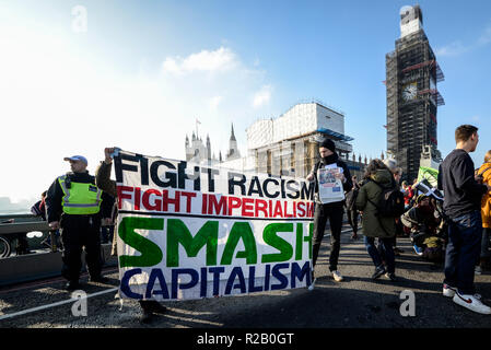 Aussterben Rebellion Protest zu 'Rebel gegen die britische Regierung für strafrechtliche Untätigkeit im Angesicht des Klimawandels Katastrophe' blockieren Brücke Stockfoto