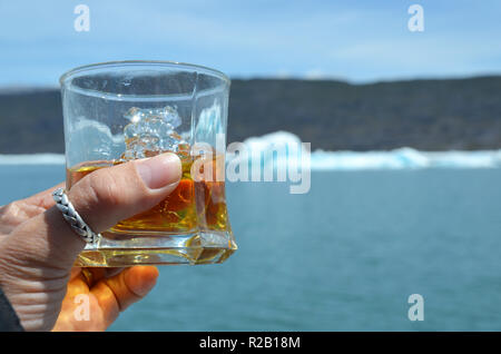 Whisky mit Eis aus Eisberg in der Nähe von Tortel, Aysen, Chile Stockfoto