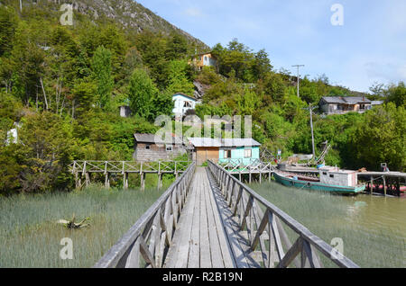 Holzsteg über dem Wasser, Tortel, Aysen, Chile Stockfoto