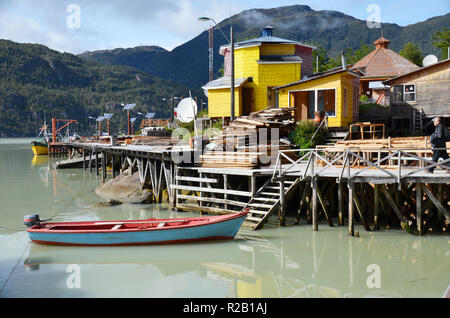 Holzsteg und Boot, Tortel, Aysen, Chile Stockfoto