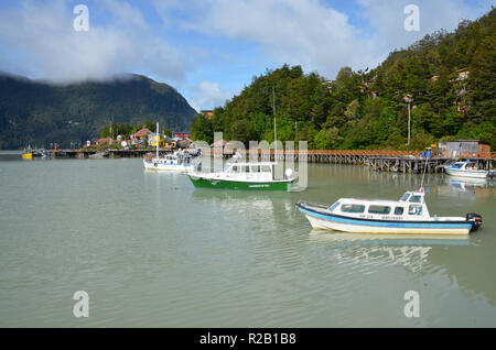 Holzsteg und Boote, Tortel, Aysen, Chile Stockfoto