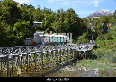 Holzsteg aus Tortel, Aysen, Chile führende Stockfoto