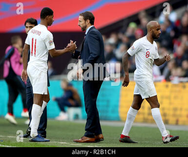 England's Marcus Rashford (links) und England's Fabian Delph (rechts) werden durch Manager Gareth Southgate (Mitte) bei der UEFA Nationen League, Gruppe A4 Match im Wembley Stadion, London ersetzt. Stockfoto