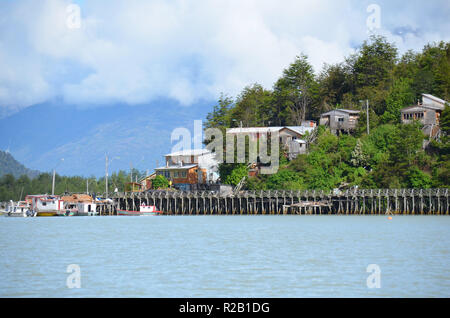 Holzsteg, Tortel, Aysen, Chile Stockfoto