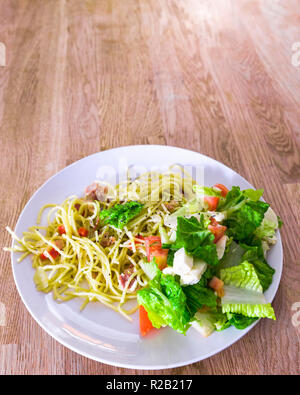 Appetitliche und frische Spaghetti Carbonara Nudeln mit Mozzarella Salat auf der Seite Stockfoto
