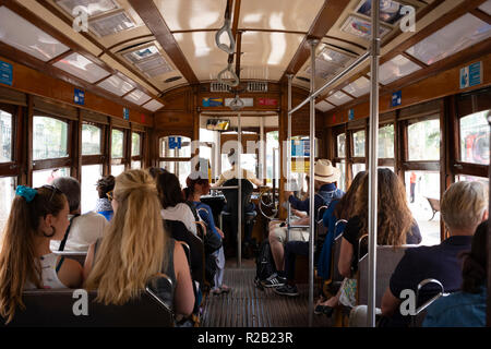 Berühmte Nr. 28 Trolley in Lissabon, die Hauptstadt Portugals, bis in Richtung Castelo de São Jorge, 1. Juli 2018. Stockfoto