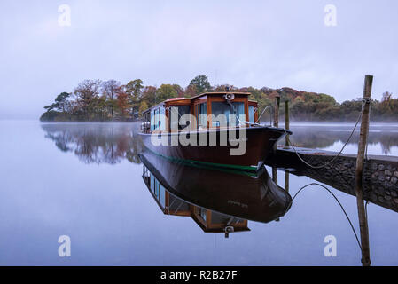 Misty Herbst morgens um Derwentwater im Lake District, Cumbria England Großbritannien Stockfoto