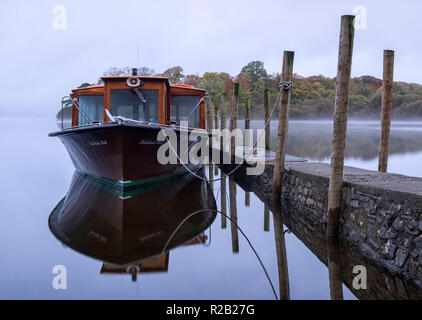 Misty Herbst morgens um Derwentwater im Lake District, Cumbria England Großbritannien Stockfoto