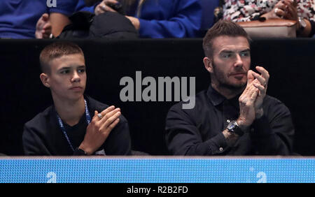 David Beckham (rechts) und sein Sohn Romeo in Der steht bei Tag acht der Nitto ATP-Finale in der O2 Arena in London. Stockfoto