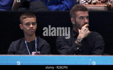 David Beckham (rechts) und sein Sohn Romeo in Der steht bei Tag acht der Nitto ATP-Finale in der O2 Arena in London. Stockfoto