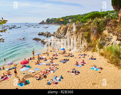 Touristen genießen Sie ein Sonnenbad in La Platgeta de Calella, einem kleinen Strand von Playa de Aro, Girona, Costa Brava, Katalonien, Spanien. Stockfoto