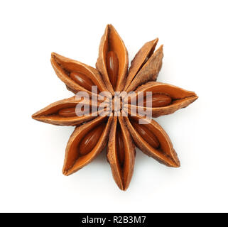 Ansicht von oben trocken Sternanis Früchte und Samen isoliert auf weißem Stockfoto