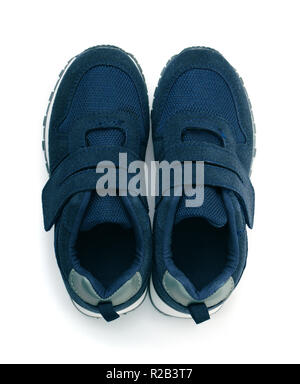 Blick von oben auf die Blue suede Sport Schuhe isoliert auf weißem Stockfoto