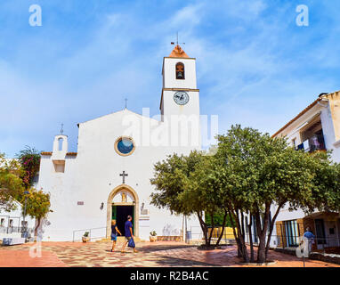 Touristen Kreuzung Esglesia Calella Platz mit der Kirche San Pedro im Hintergrund. Playa de Aro, Girona, Katalonien, Spanien. Stockfoto