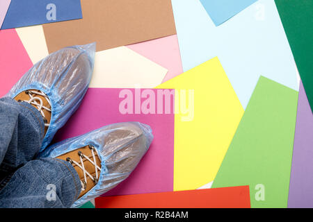 Männer Fuß im Schuh Abdeckungen auf bunte Blätter Stockfoto