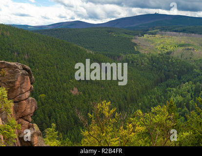 Felswand und einen Blick auf den Brocken im Harz in Deutschland Stockfoto