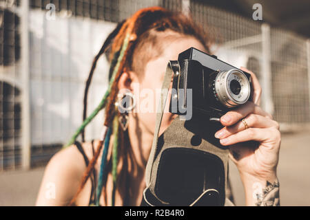 Junges Mädchen mit Tattoo und dreadlocks Bilder nimmt auf städtischen industriellen Hintergrund Stockfoto