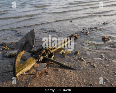 Eine alte auf der Koh Phangan Beach Anker fallen gelassen Stockfoto