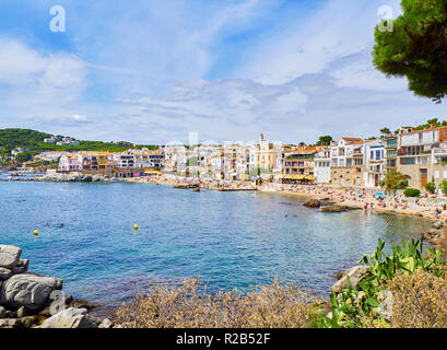 Touristen genießen Sie ein Sonnenbad in Platja del Canadell, der große Strand von Calella de Palafrugell, Girona, Costa Brava, Katalonien, Spanien. Stockfoto