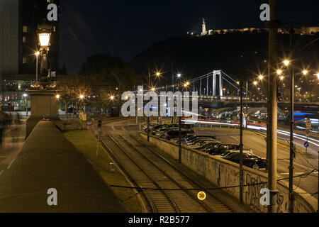 Landschaftsfotos von Straßenbahn Titel mit Blick auf die Elisabethbrücke und Freiheitsstatue Budapest, Ungarn Stockfoto