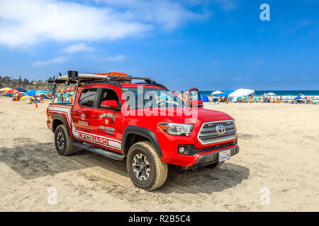 La Jolla, Kalifornien, USA - August 3, 2018: American lifeguard Feuer - Rettung auf dem Sand von La Jolla Beach in San Diego. Kalifornien Feuer, Pazifikküste. Blauer Himmel, der Sommersaison. Platz kopieren Stockfoto