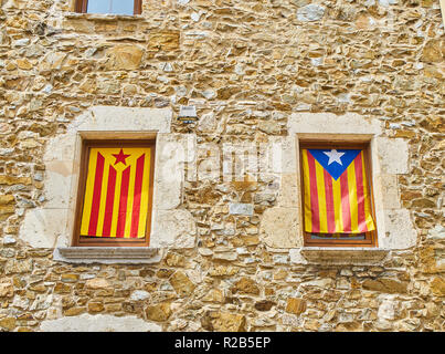 Flaggen der Unabhängigkeitsbewegung von Katalonien, genannt Estelada (inoffizielle), die Fenster eines Hauses geschmückt. Stockfoto