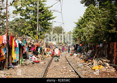 KOLKATA - Indien - 21. Januar 2018. Das tägliche Leben der Armen in einem Elendsviertel in Kalkutta. In Kolkata gibt es über 70.000 Menschen, die obdachlos sind und fast Stockfoto