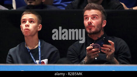 David Beckham (rechts) und sein Sohn Romeo in Der steht bei Tag acht der Nitto ATP-Finale in der O2 Arena in London. Stockfoto