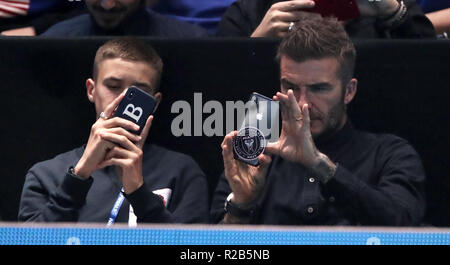 David Beckham (rechts) und sein Sohn Romeo in Der steht bei Tag acht der Nitto ATP-Finale in der O2 Arena in London. Stockfoto