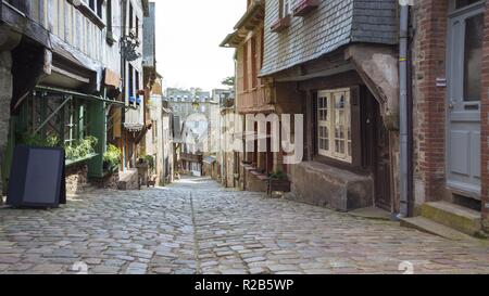 Schöne Straßen mit colombage Häuser in der berühmten Stadt Dinan. Normandie, Frankreich Stockfoto