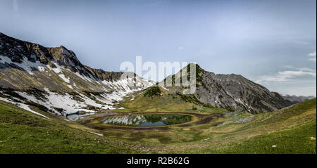 Delpsee im Karwendelgebirge Tirol - Bergsee im Frühjahr Österreich Stockfoto