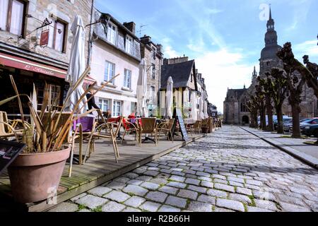 DINAN, Frankreich - April 6, 2018: schöne Straßen mit colombage Häuser in der berühmten Stadt Dinan. Normandie, Frankreich Stockfoto
