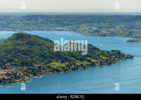 Blick auf den Lago Maggiore in Angera von Arona Stadt an der westlichen Küste, Lombardei, Italienische Seen, Italien. Stockfoto
