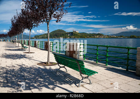 Blick auf den Lago Maggiore in Angera von Arona Stadt an der westlichen Küste, Lombardei, Italienische Seen, Italien. Stockfoto