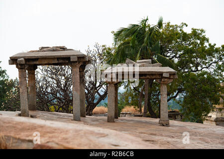 Schöne Aussicht auf die Ruinen der erstaunliche Hampi. Hampi, auch als die Gruppe der Monumente an Hampi. Stockfoto