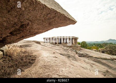 Schöne Aussicht auf die Ruinen der erstaunliche Hampi. Hampi, auch als die Gruppe der Monumente an Hampi. Stockfoto