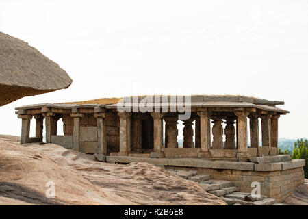 Schöne Aussicht auf die Ruinen der erstaunliche Hampi. Hampi, auch als die Gruppe der Monumente an Hampi. Stockfoto