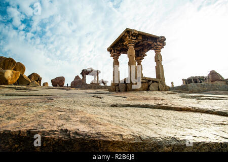 Schöne Aussicht auf die Ruinen der erstaunliche Hampi. Hampi, auch als die Gruppe der Monumente an Hampi. Stockfoto