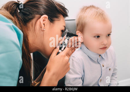 Hno-Arzt ein Ohr Untersuchung mit otoskop zu kleinen Jungen Stockfoto