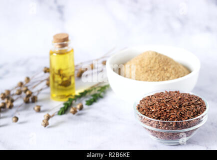 Leinsamen, Flachs, Mehl, Öl mit Sprossen und Leinsamen Boxen auf einem hellen Hintergrund. Selektive konzentrieren. Stockfoto