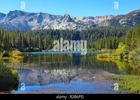 Reflexion der Berge in Twin Lakes, Mammoth Lakes, California, Vereinigte Staaten von Amerika Stockfoto