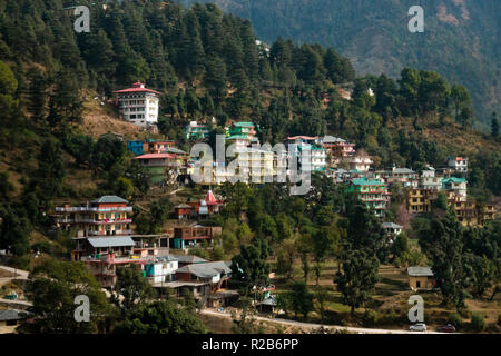 Schöne Aussicht auf das Städtchen Mcleod Ganj im Norden Indiens. Stockfoto