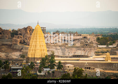 Virupaksha temple durch die alten Ruinen der alten Stadt von Hampi, Karnataka, Indien umgeben. Stockfoto