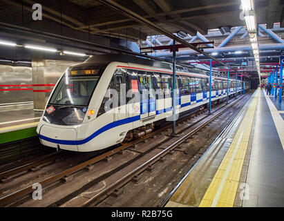 Madrid, Spanien - 16 November 2018. Die Menschen warten auf einen Zug in einem Madrider Metro Station. Stockfoto