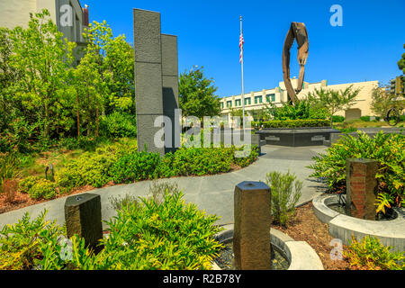 Los Angeles, Kalifornien, Vereinigte Staaten - 6 August 2018: Beverly Hills 9-11 Memorial Garden ist Platz ein Denkmal zu Ehren der Angriffe vom 11. September mit einem Trümmer des World Trade Center gebaut. Stockfoto