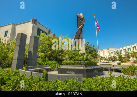 Los Angeles, Kalifornien, Vereinigte Staaten - 6 August 2018: Beverly Hills 9-11 Memorial Garden, Platz ein Denkmal zu Ehren der Angriffe vom 11. September. Beverly Hills Feuerwehr Hauptquartier auf Hintergrund Stockfoto