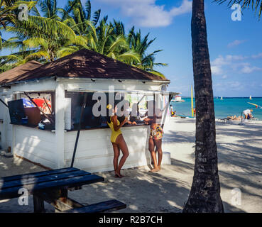 Die Leute am Strand Bar plaudern, tropischen Strand, Palmen, Karibik, Saint-François, Guadeloupe, Französisch Westindien, Stockfoto