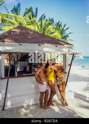 Junge Frau und 2 junge Männer Spaß an der Beach Bar, tropischen Strand, Saint-François, Guadeloupe, Französisch Westindien, Stockfoto