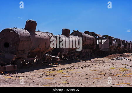 Antike Zug am Bahnhof Friedhof im Salar de Uyuni (Salzsee Uyuni) Bolivien Stockfoto