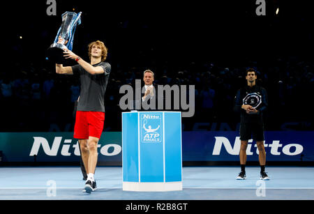 Sieger der männlichen Singles final Alexander Zverev (links) mit vizemeister Novak Djokovic (rechts) und ATP, Executive Chairman und President, Chris Kermode (Mitte) während der Tag acht der Nitto ATP-Finale in der O2 Arena in London. Stockfoto